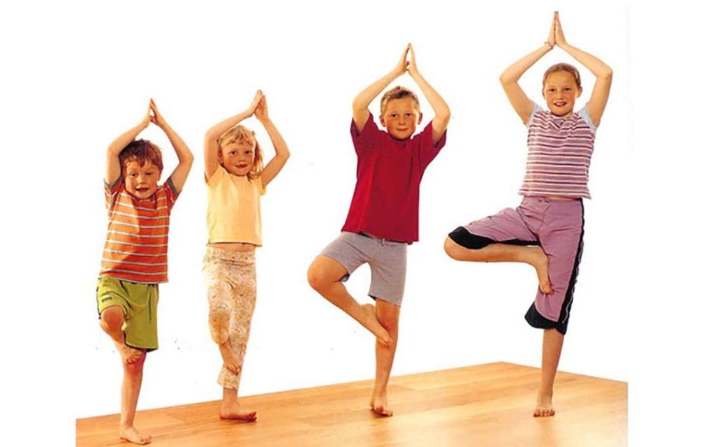 Niños practicando yoga