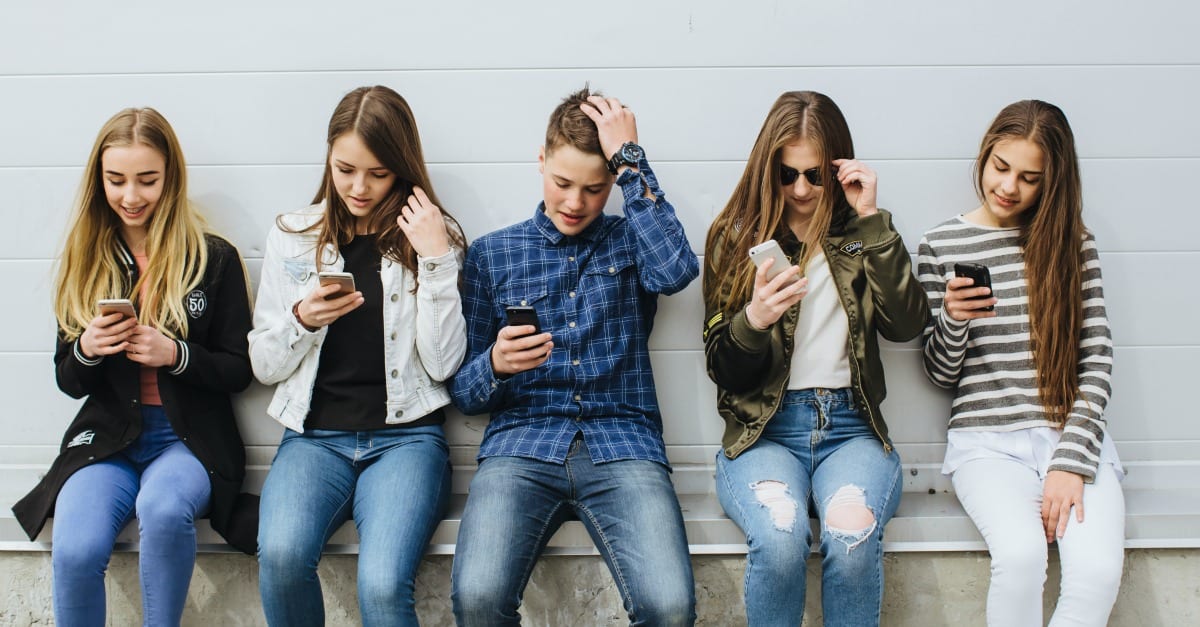 Adolescentes usando el móvil