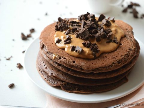 Pancakes de chocolate y mantequilla de cacahuete