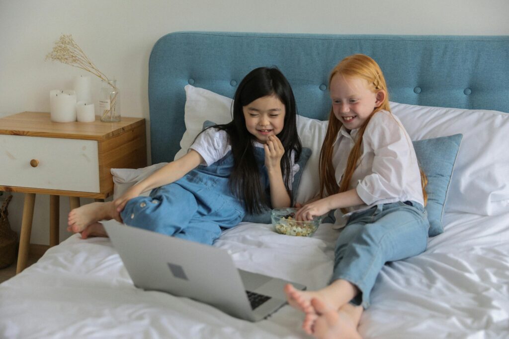 Dos niñas aprendiendo inglés viendo una película.