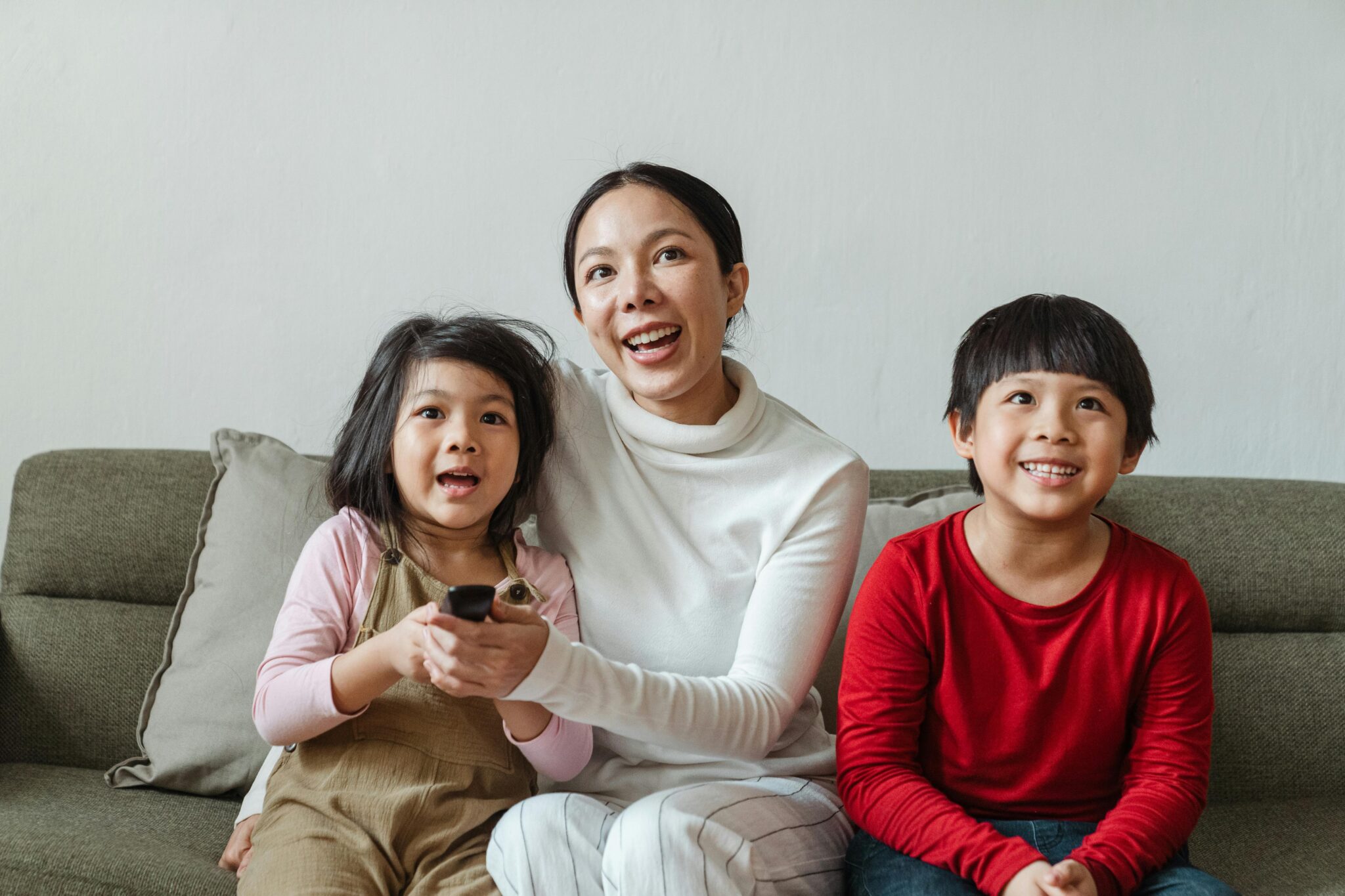 Madre con sus hijos viendo una película en inglés para aprender