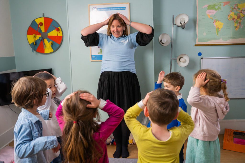 Niños aprenden inglés jugando