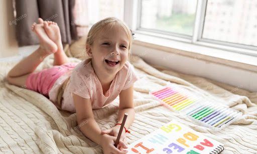 Niña estudia examen inglés