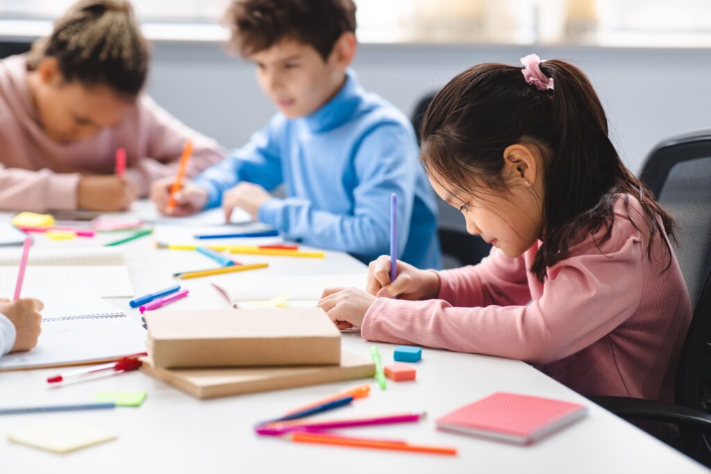 Niños dibujan en una clase de inglés